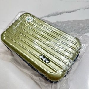 NW Rear RIMOWA
Metallic light green
Color Hard Case